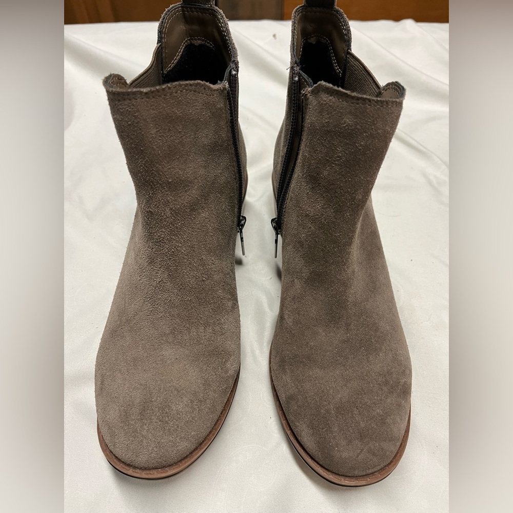 Women’s size 6.5 Collège waterproof ankle boots brown